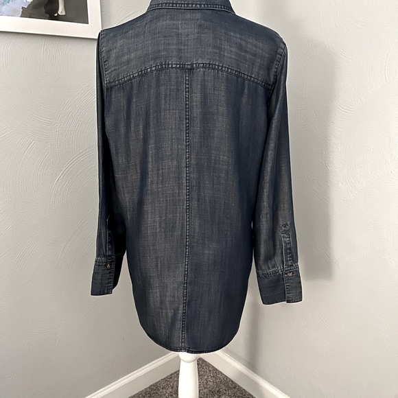 Chico’s Women’s Size 0 Lightweight Denim Long Button Down Shirt. - Picture 3 of 5